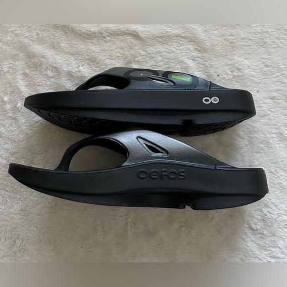 OOFOS OOriginal Sport Sandal in graphite - Picture 5 of 10